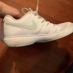 ***SOLD SOLD SOLD*** Women’s Nike Tennis Shoe